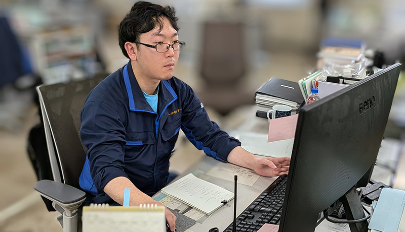 先輩社員の声　事業部　揚炭グループ　I.J　業務中写真