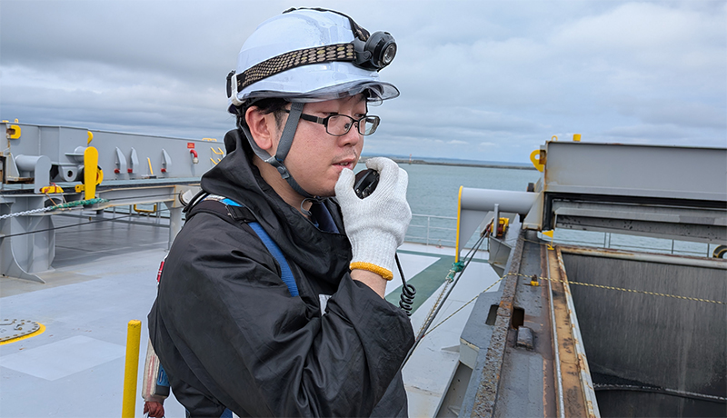 先輩社員の声　事業部　揚炭グループ　I.J　業務中写真