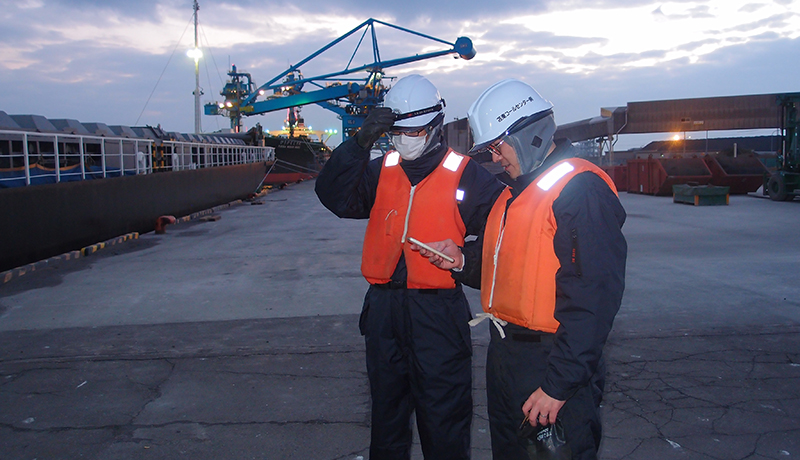 先輩社員の声　事業部　海運グループ　O.T　業務中写真