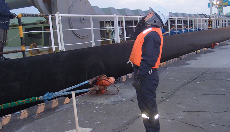 先輩社員の声　事業部　海運グループ　O.T　業務中写真