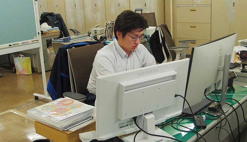 先輩社員の声　企画総務部　事業推進グループ　S.T　業務中写真