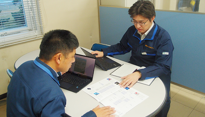 先輩社員の声　企画総務部　事業推進グループ　S.T　業務中写真