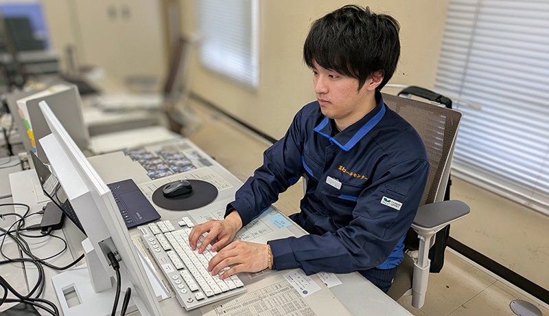 先輩社員の声 事業部 中央操作グループ O.S 業務中写真