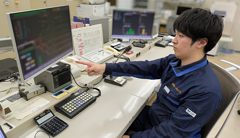 先輩社員の声 事業部 中央操作グループ O.S 業務中写真